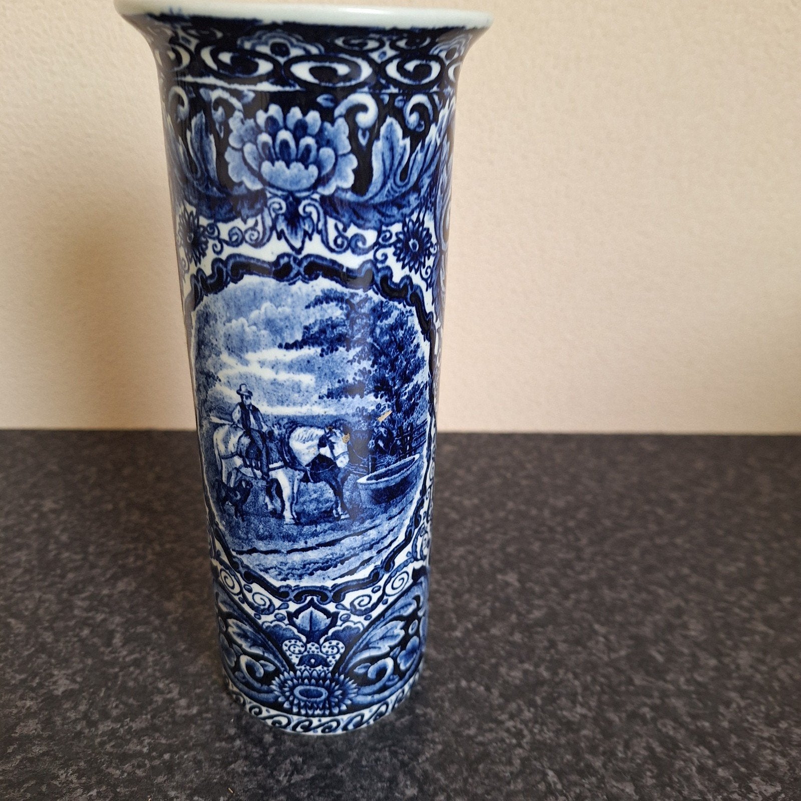 Mooi Delftsblauw vaasje met landschap en figuren, Antiek en Kunst, Ophalen