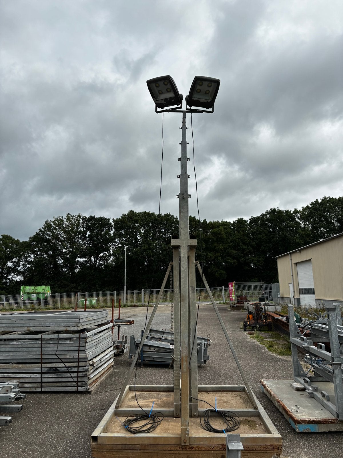 Lichtmast op stelconplaat met 2 werkende lampen, 12m hoog, Ophalen, Gebruikt