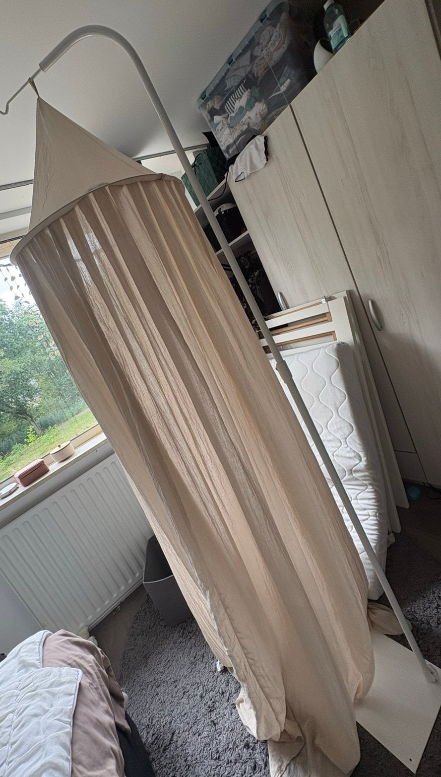 Wit babybedje met matras incl. klamboe en klamboe stang, Kinderen en Baby's, Ophalen, 70 tot 85 cm, 140 tot 160 cm, Zo goed als nieuw