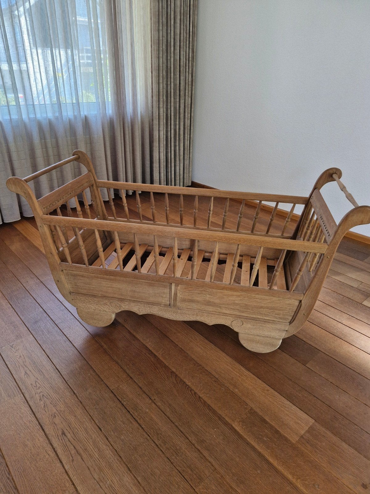 Antieke houten wieg op wielen - Vintage babybedje, Ophalen of Verzenden