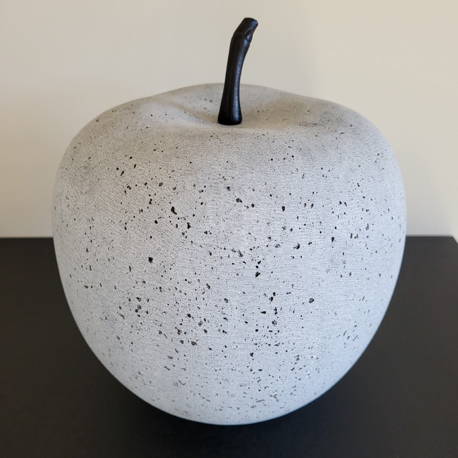 Decoratieve betonnen appel - Modern en stijlvol,, Ophalen of Verzenden, Zo goed als nieuw, Modern, Grijs
