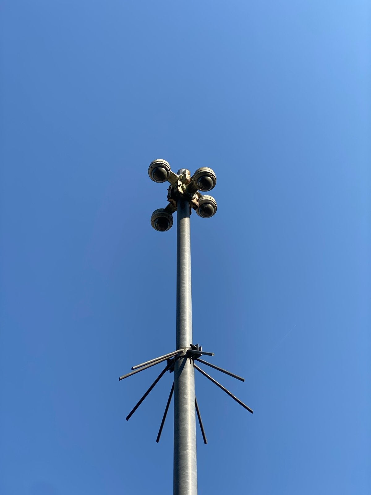 Lange paal ca. 8 meter met 4 cameras ca 10 jaar oud, Ophalen, Gebruikt