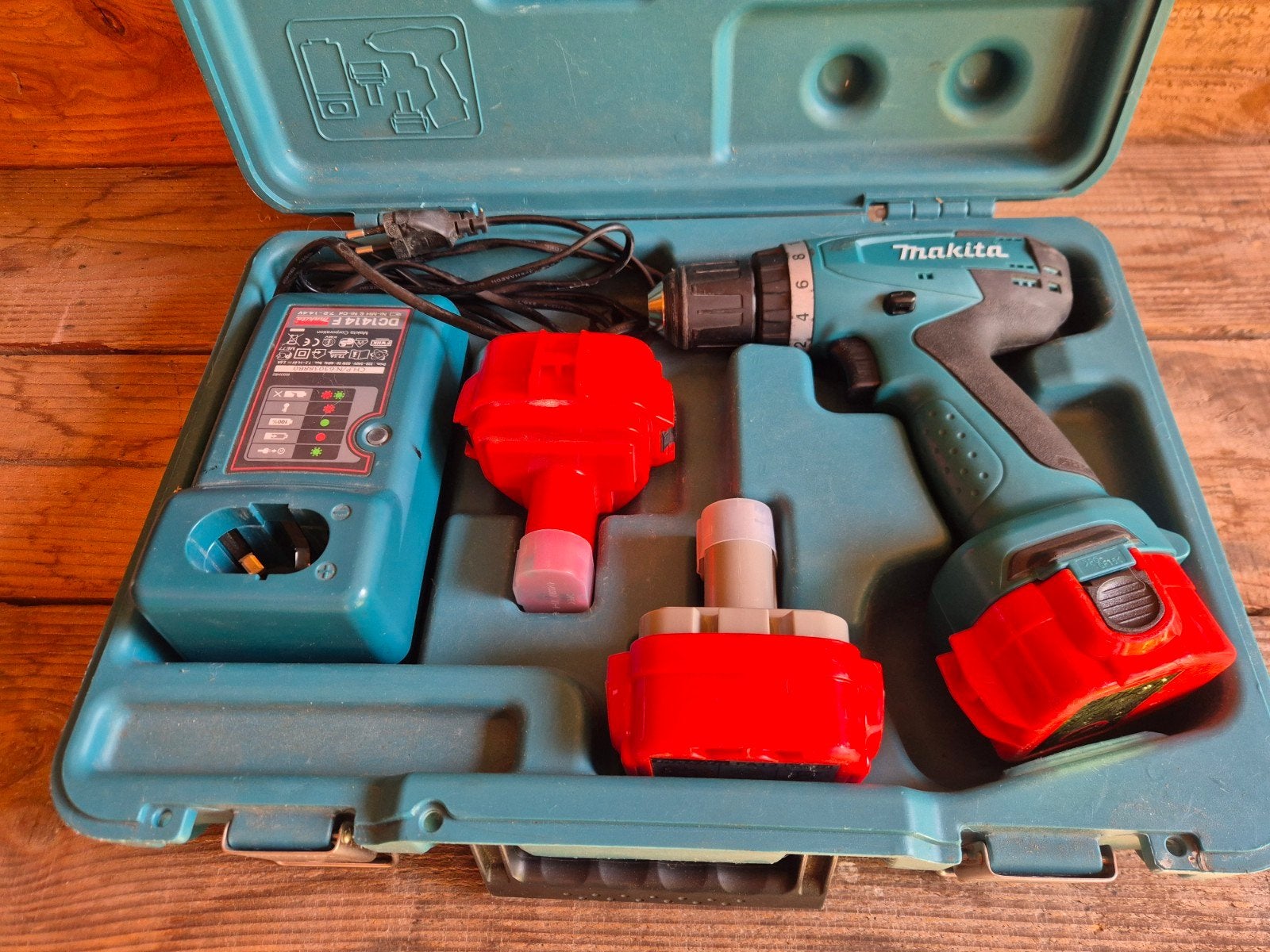 Makita Accuboormachine 6271D (defect) met lader en 2 accu's, Gebruikt, Variabele snelheid, Ophalen of Verzenden, Boor- en Schroefmachine