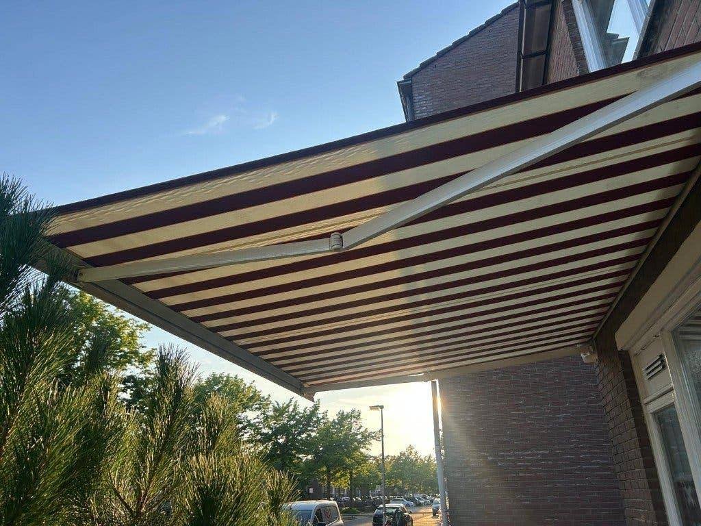 Mooi en goed werkend elektrisch zonnescherm roodbeige, Ophalen, 150 tot 300 cm, Knikarmscherm, Nieuw