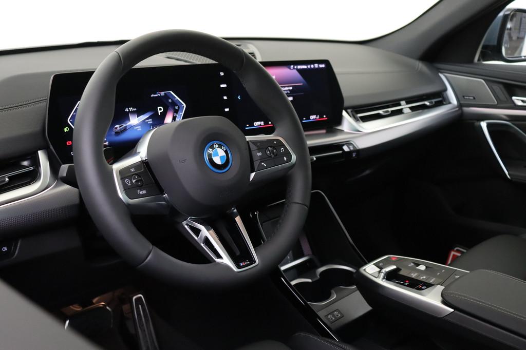 BMW iX2 eDrive20 M Sport / Panoramadak / Trekhaak / Sportsto, Auto's, BMW, Zwart, Leder, Nieuw, SUV of Terreinwagen