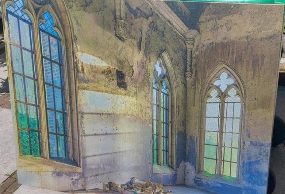 Groot urbex repro met kerkraam motief op metaal, Ophalen, Schilderij