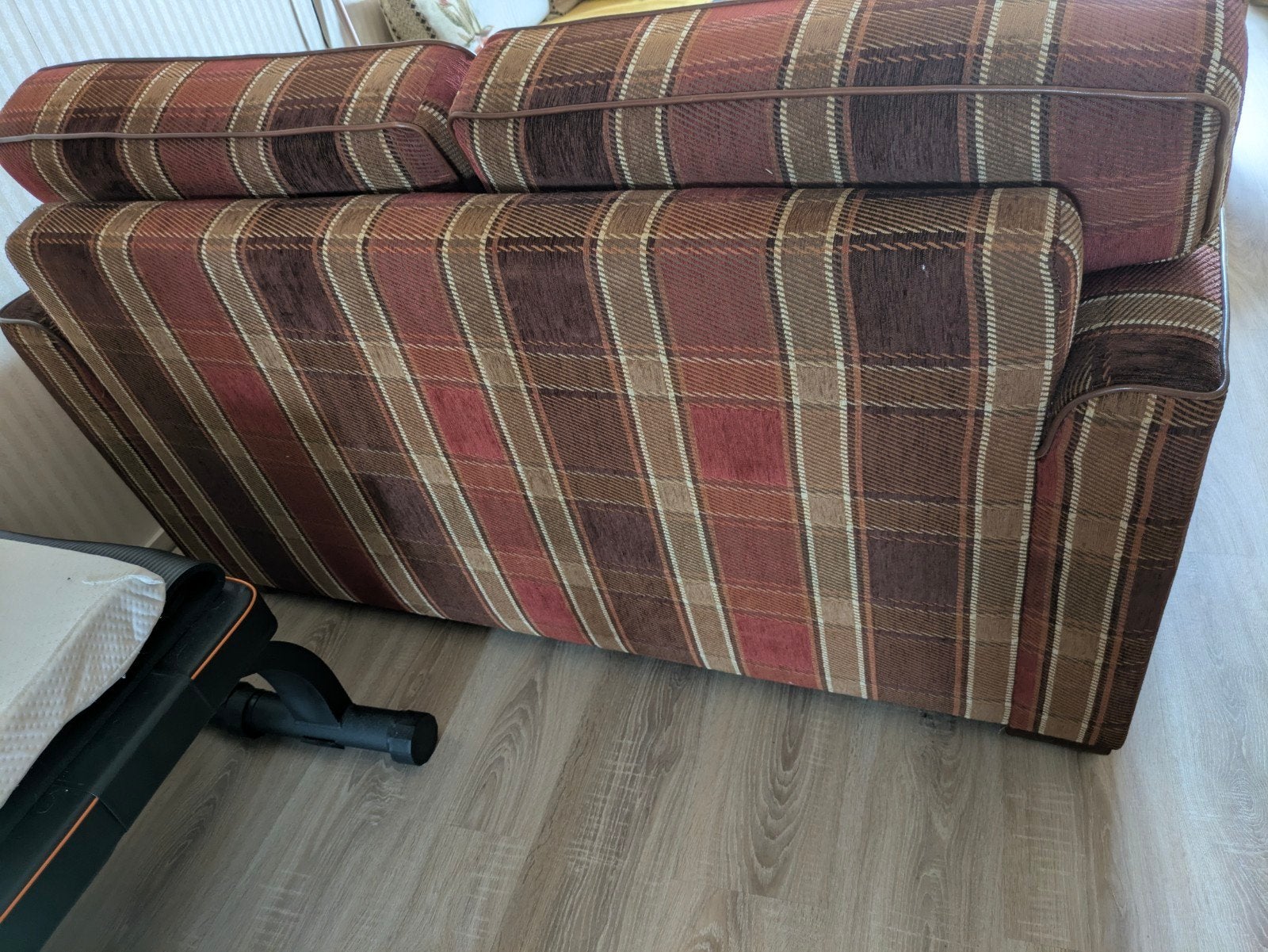 2 persoon bank geblokt rood tinten, Ophalen, Gebruikt, 75 tot 100 cm