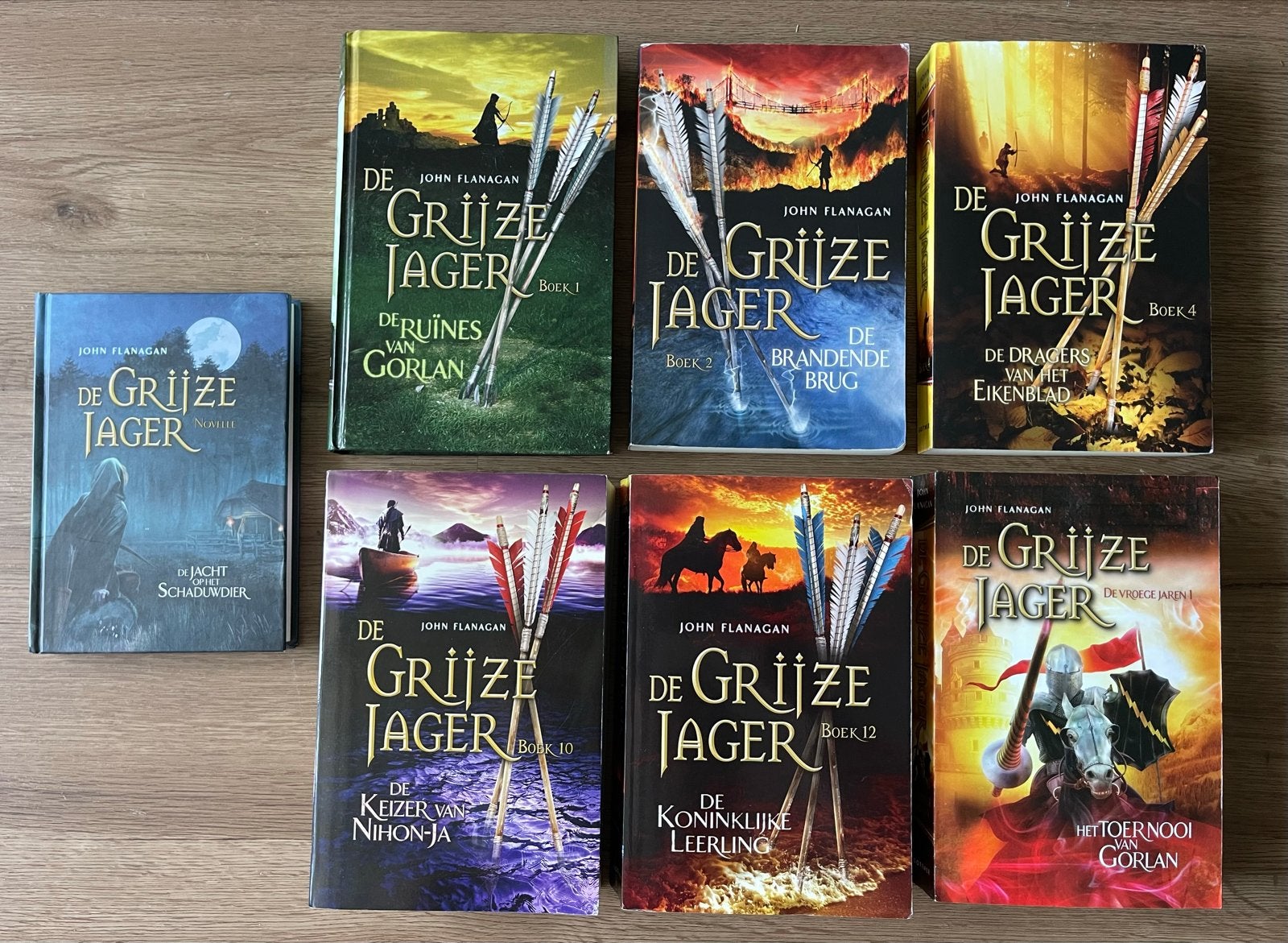 7 boeken uit de serie De Grijze Jager - van John Flanagan, Boeken, Ophalen of Verzenden, Gelezen