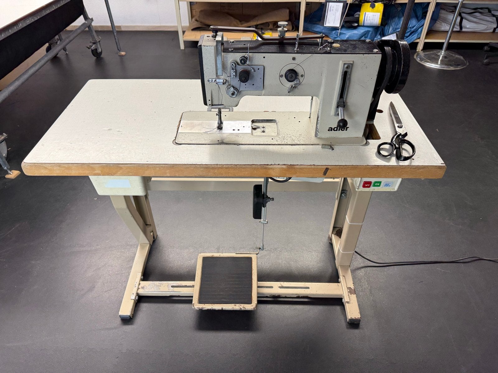 Adler 267 industriële naaimachine, Hobby en Vrije tijd, Naaimachines en Toebehoren, Gebruikt, Naaimachine, Industrieel, Ophalen