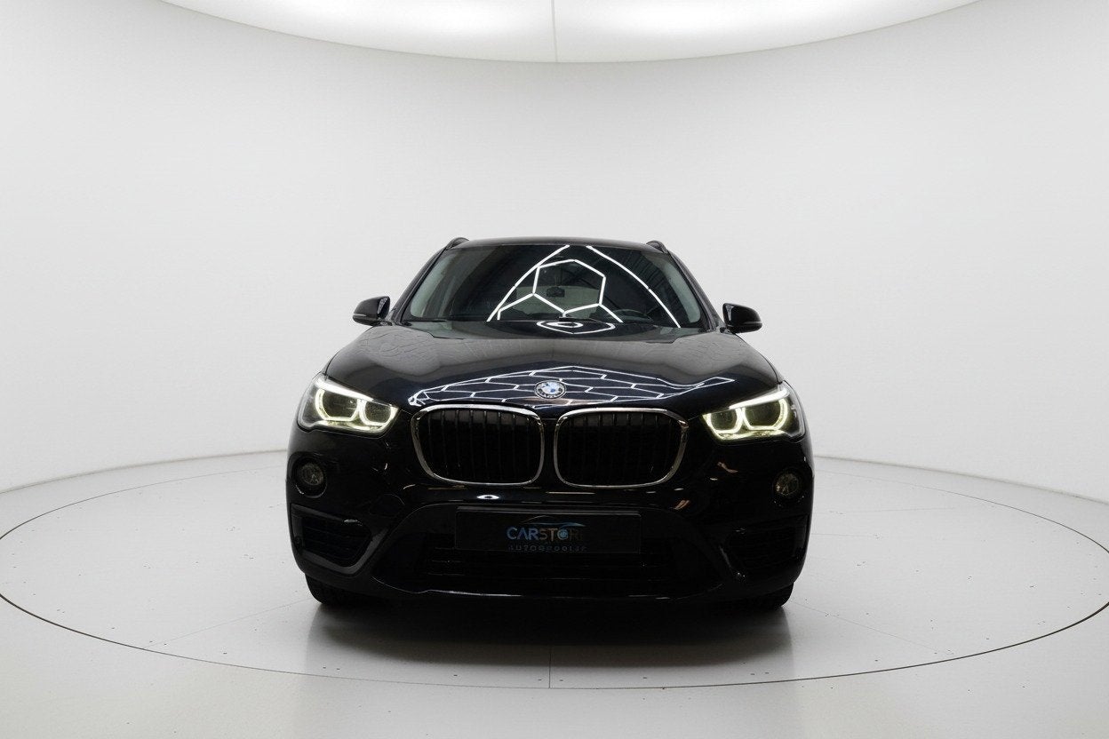 BMW X1 SDrive18i High Executive TREKHAAK CAMERA, Auto's, Stof, Gebruikt, Zwart, 3 cilinders