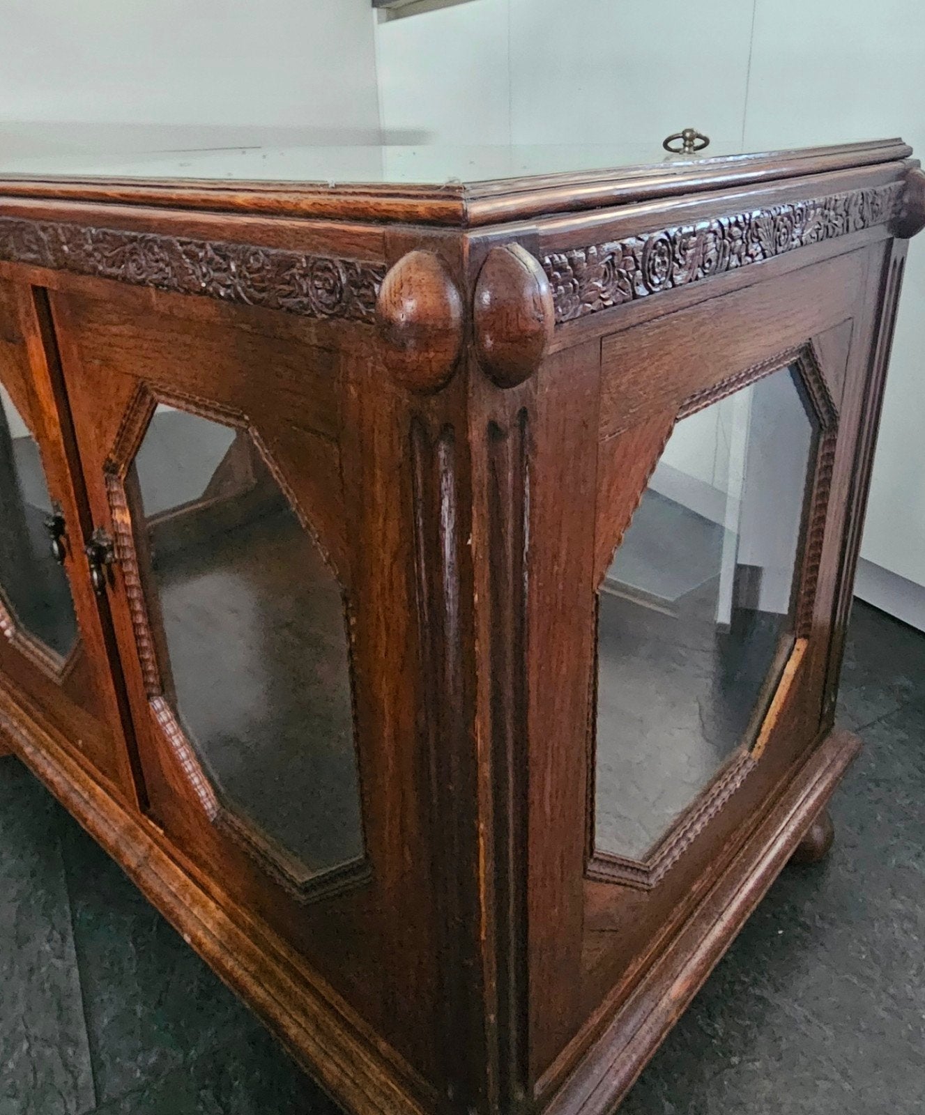 Antieke houten vitrinekast met glazen deuren, Ophalen of Verzenden