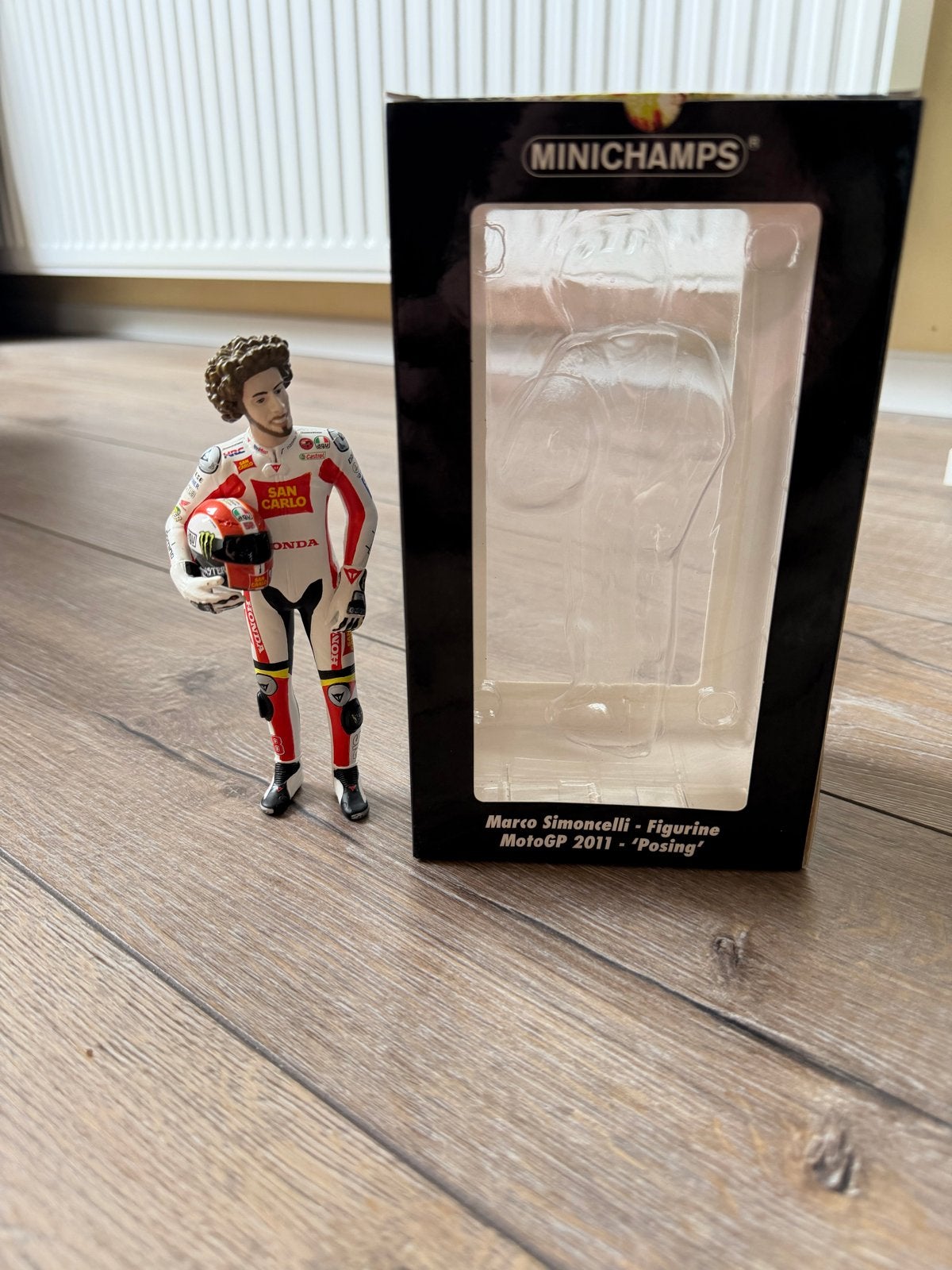 Minichamps Marco Simoncelli SIC58 Posing Figurine Zeldzaam, Verzamelen, Ophalen of Verzenden, Zo goed als nieuw