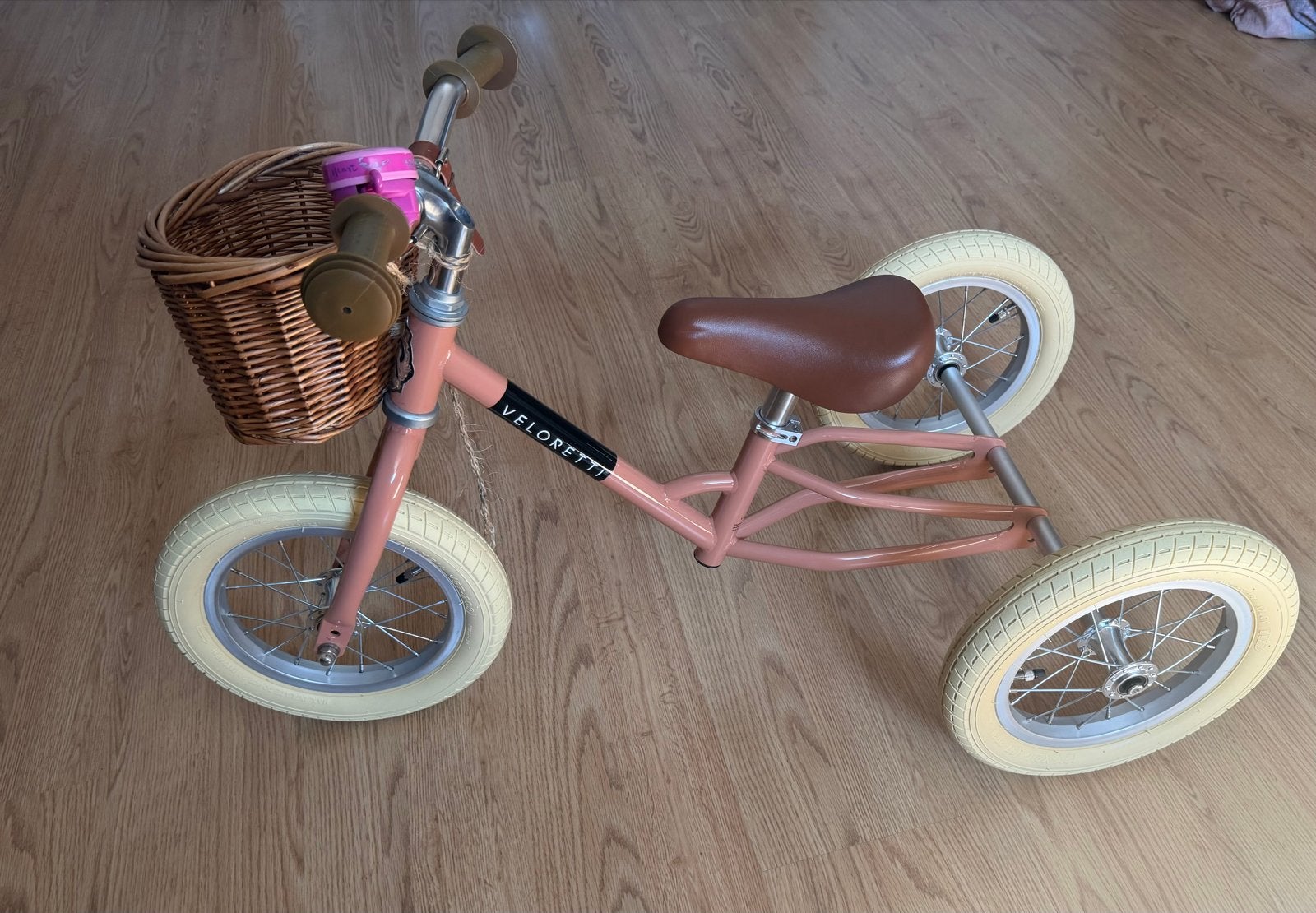 Veloretti Tricycle blazing salmon incl. mandje. Als nieuw, Ophalen, Zo goed als nieuw, Terugtraprem, Verstelbare zitting