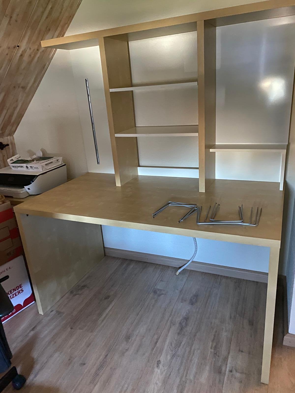 Gratis af te halen nette en mooi bureau, Huis en Inrichting, Ophalen, Zo goed als nieuw
