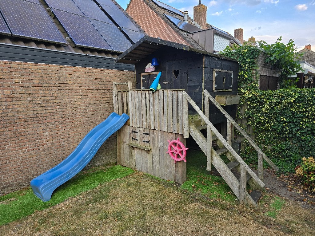 Degelijk houten speelhuisje met verdieping en glijbaan, Ophalen, Gebruikt, Hout