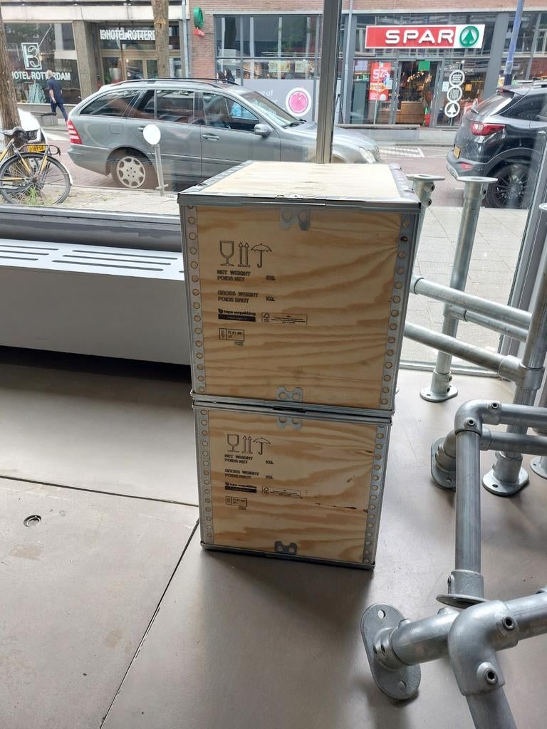 Twee stevige houten kisten met metalen frame, Gebruikt, 50 tot 100 cm, 50 tot 75 cm, 50 tot 75 cm