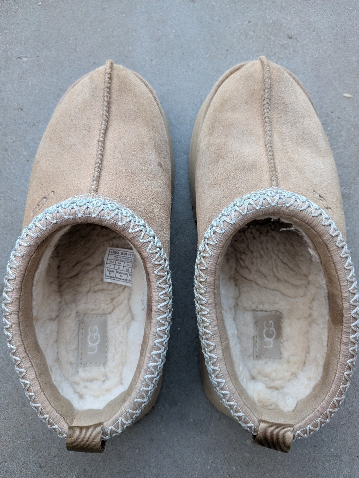 Originele UGG Tazz Platform Pantoffels, UGG, Beige, Ophalen of Verzenden, Zo goed als nieuw