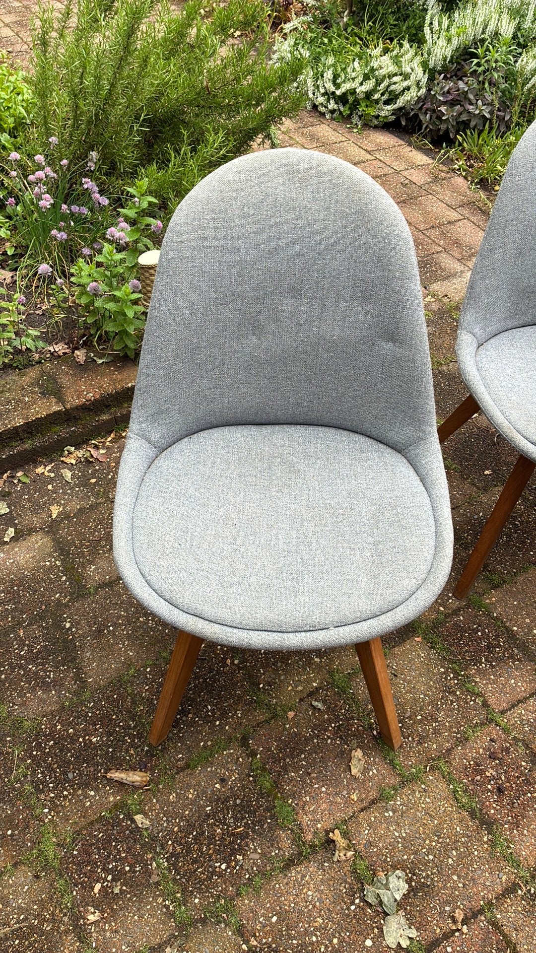 3 moderne eetkamerstoelen met grijze stof en eiken poot, Ophalen, Zo goed als nieuw, Vier, Stof
