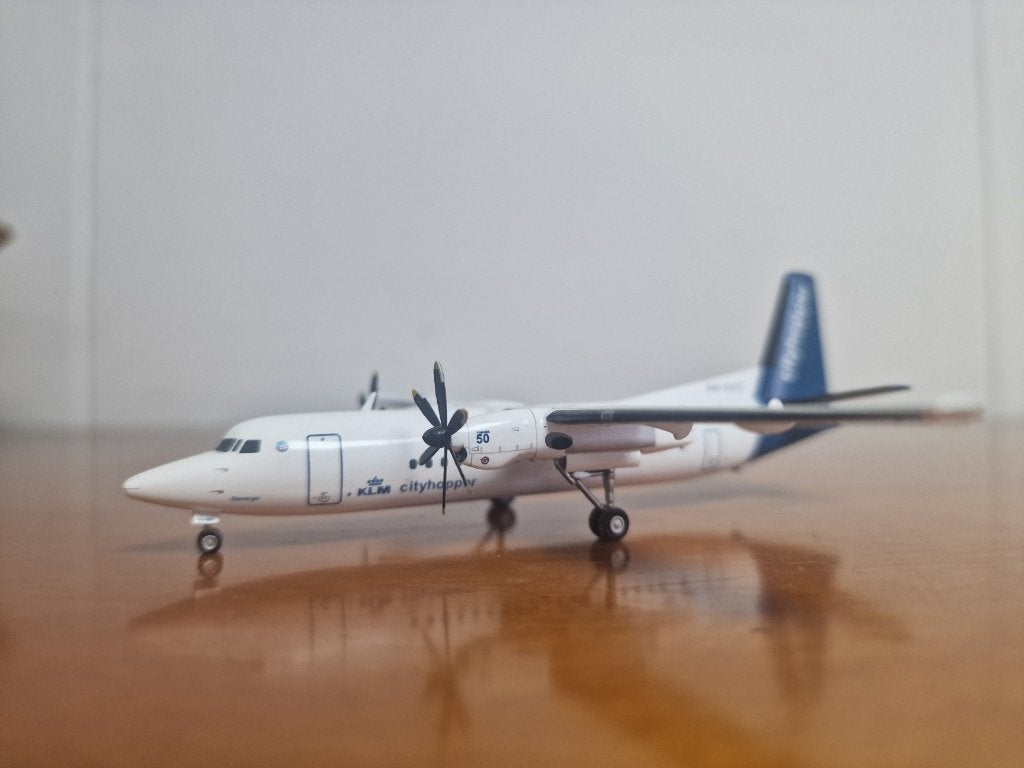 Herpa | 1:200 KLM Cityhopper Fokker 50 - PH-KVC, Ophalen of Verzenden, Zo goed als nieuw, Schaalmodel