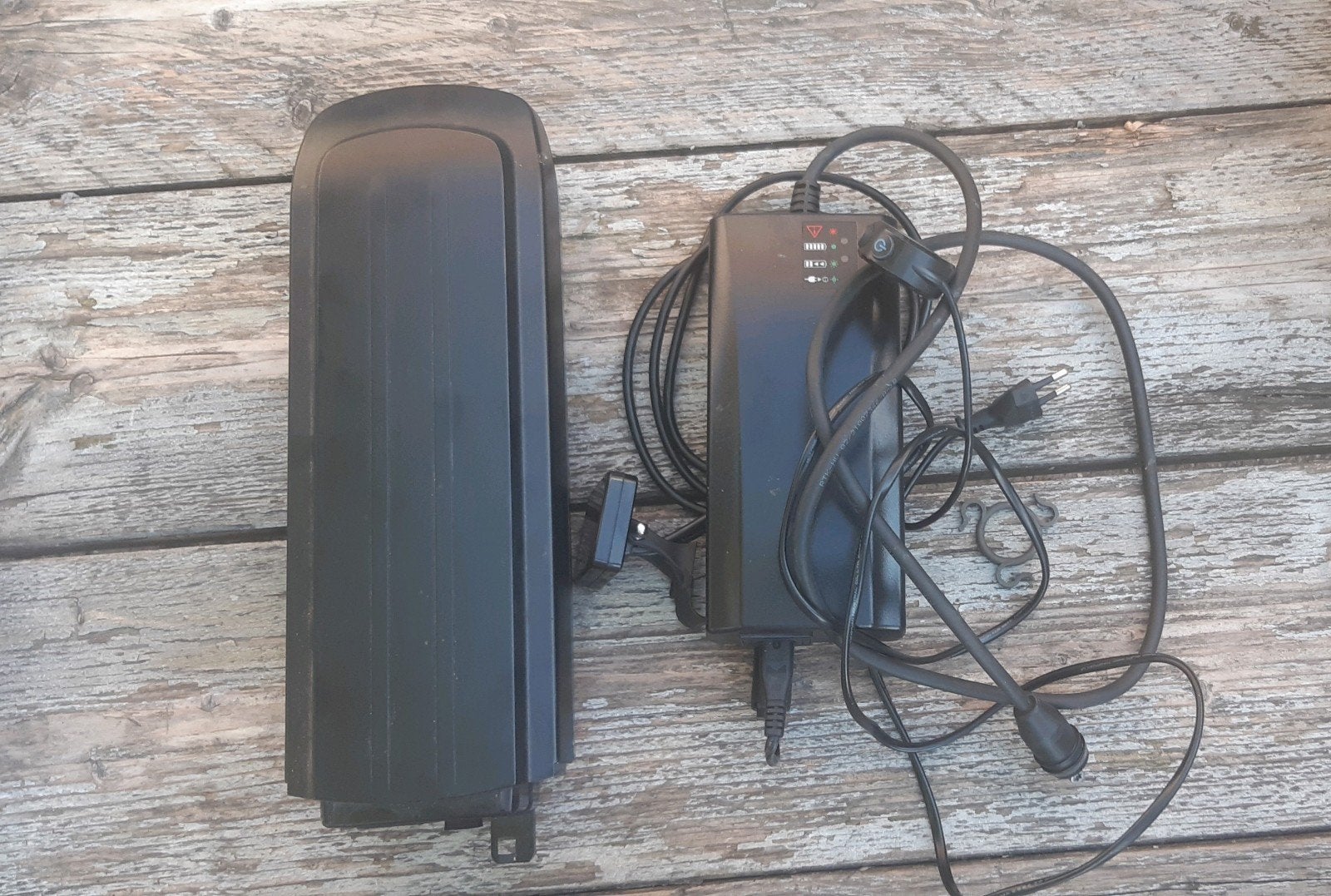 Te koop originele Gazelle accu zilver met lader. 9Ah 37V, Ophalen of Verzenden, Gebruikt