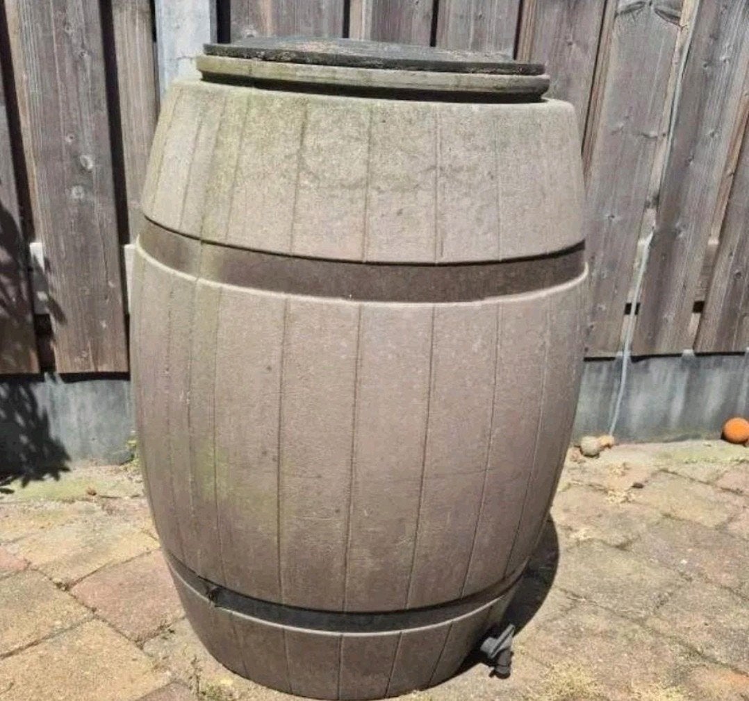 Regenton in de vorm van een houten vat, Tuin en Terras, Regentonnen, Kunststof, Gebruikt, Met kraantje, 150 liter of meer