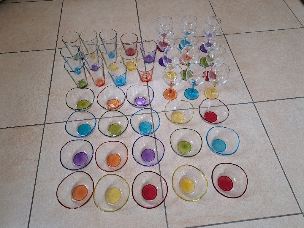 43 vrolijk zomerse glazen en schaaltjes met gekleurde bodems, Ophalen, Zo goed als nieuw, Overige typen
