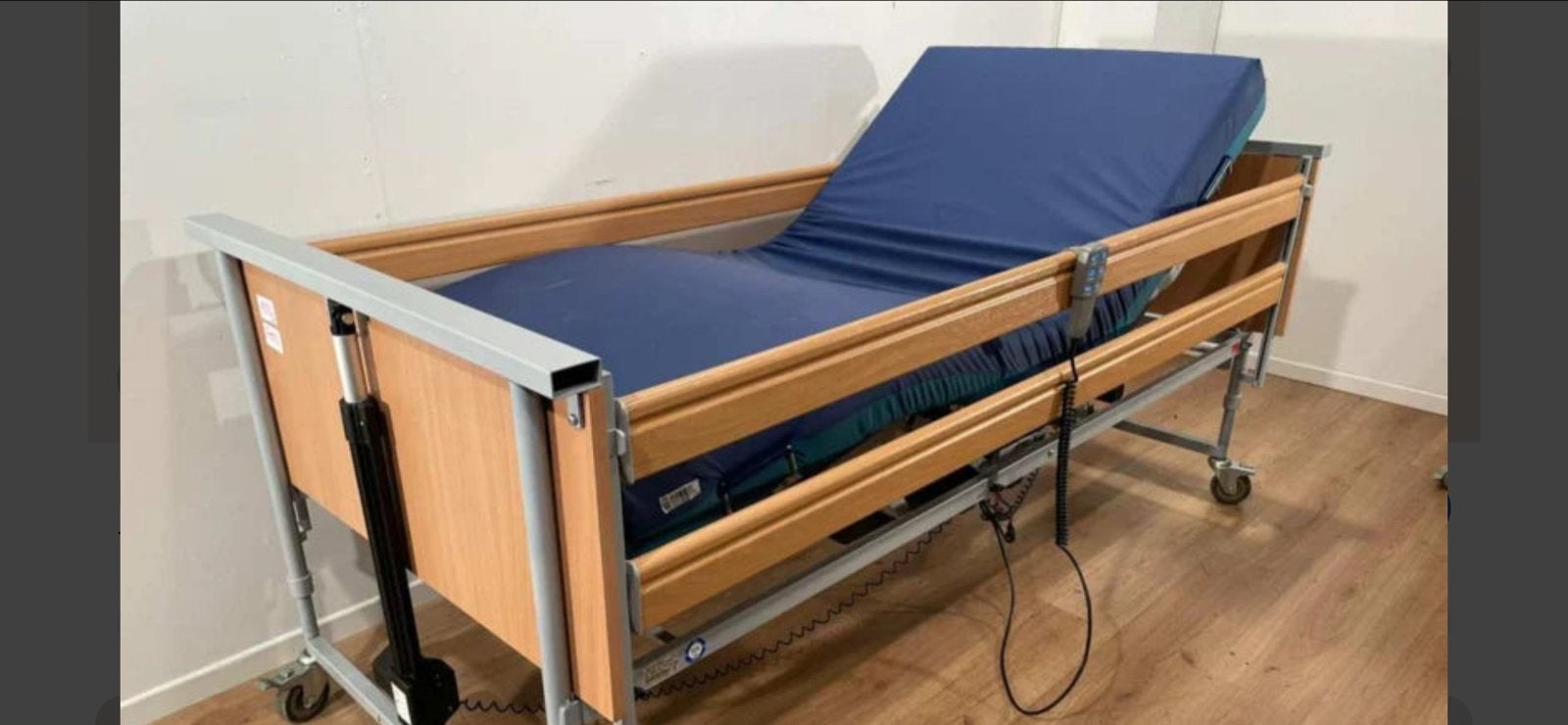 Verstelbaar hoog-laag bed met papegaai en bedtafel, Ophalen, 90 cm, Eenpersoons, Bruin