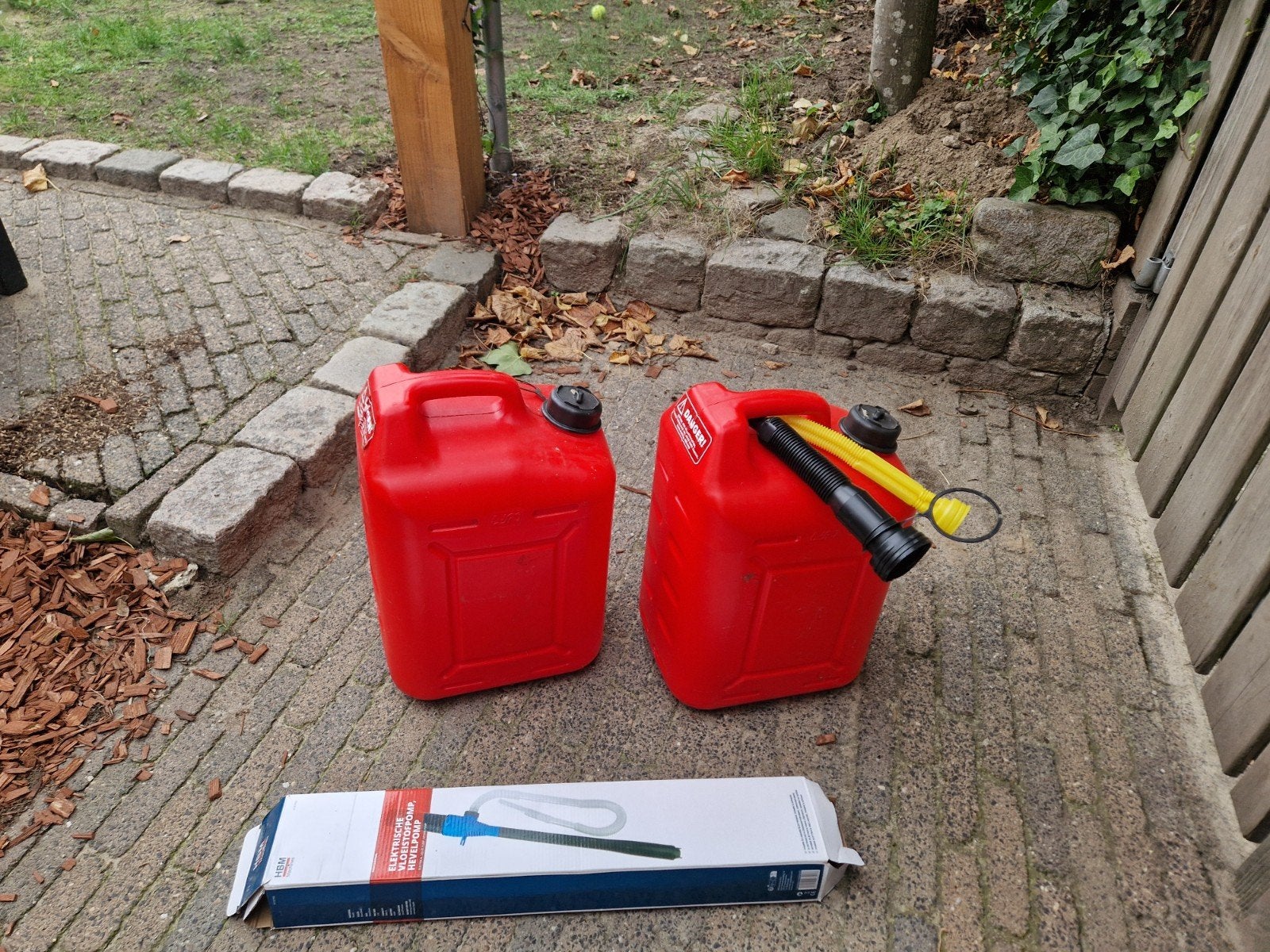 Rode jerrycans 20-25 liter oer jerrycan met electrische pomp, Ophalen of Verzenden, Gebruikt