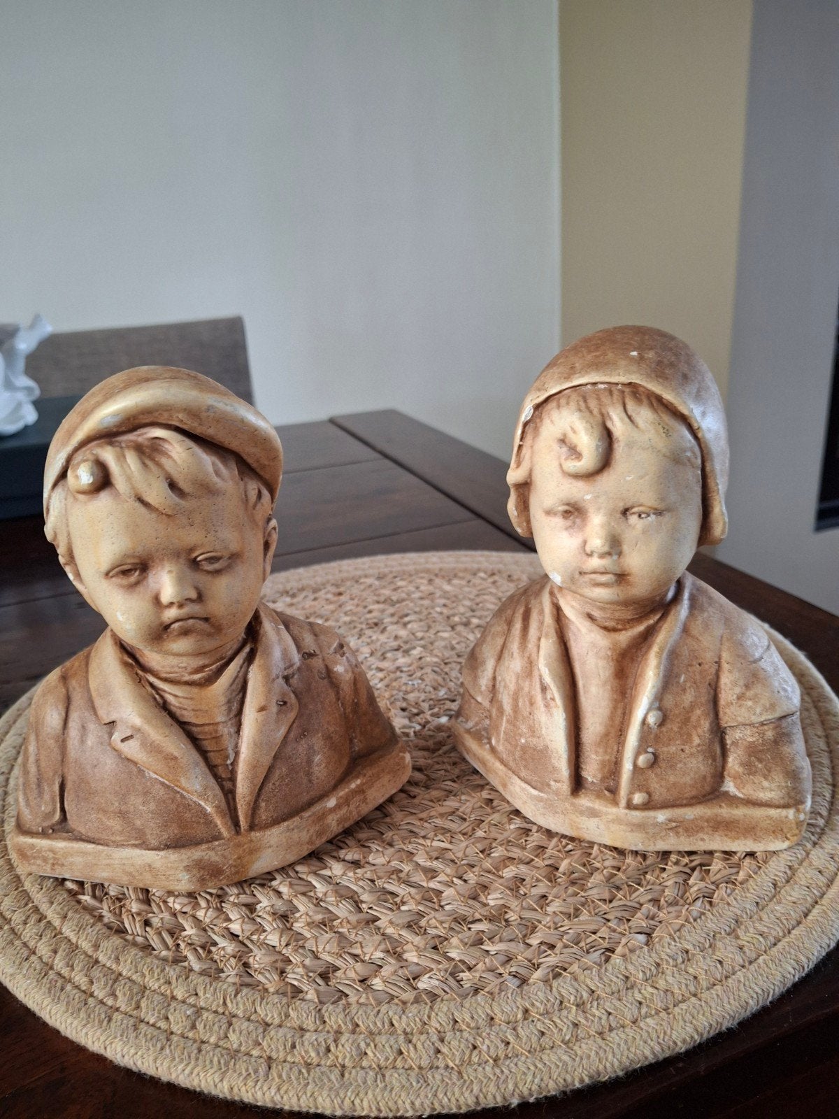 Brocante vintage beelden jongen en meisje., Ophalen, Gips, Buste, Bruin