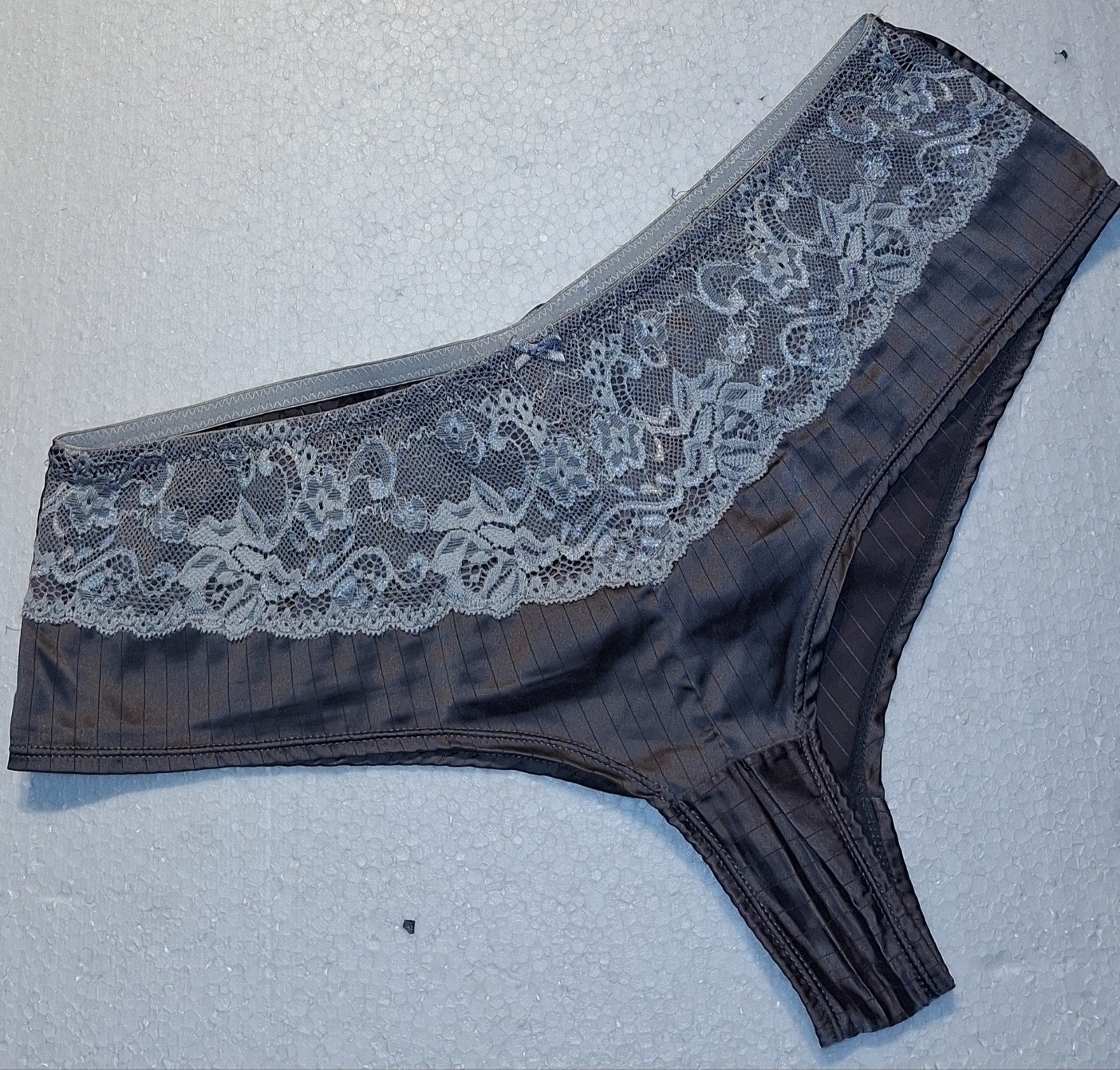 Sexy satijn-achtige zijde slip maat 46-48  (XXL), Verzenden, Grijs, Slip