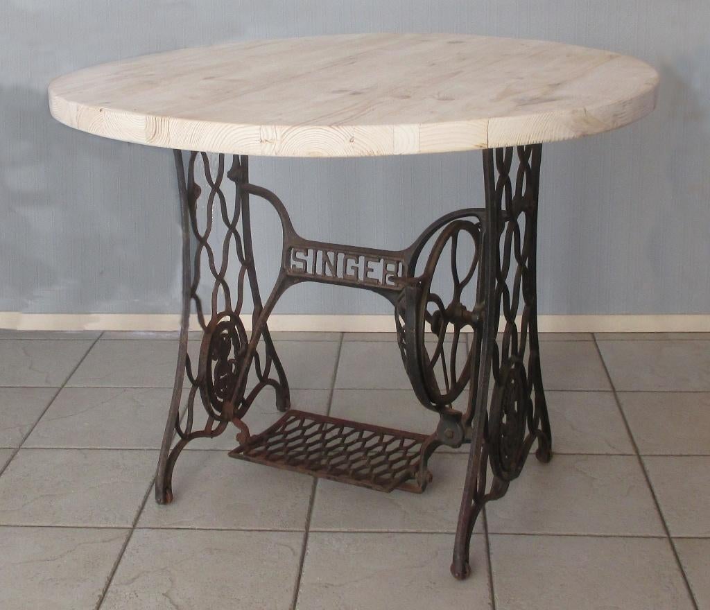 Ronde Tafel, houten tafelblad. SINGER naaimachine onderstel., Huis en Inrichting, Tafels | Eettafels, Ophalen, 50 tot 100 cm, Farmhouse Craft