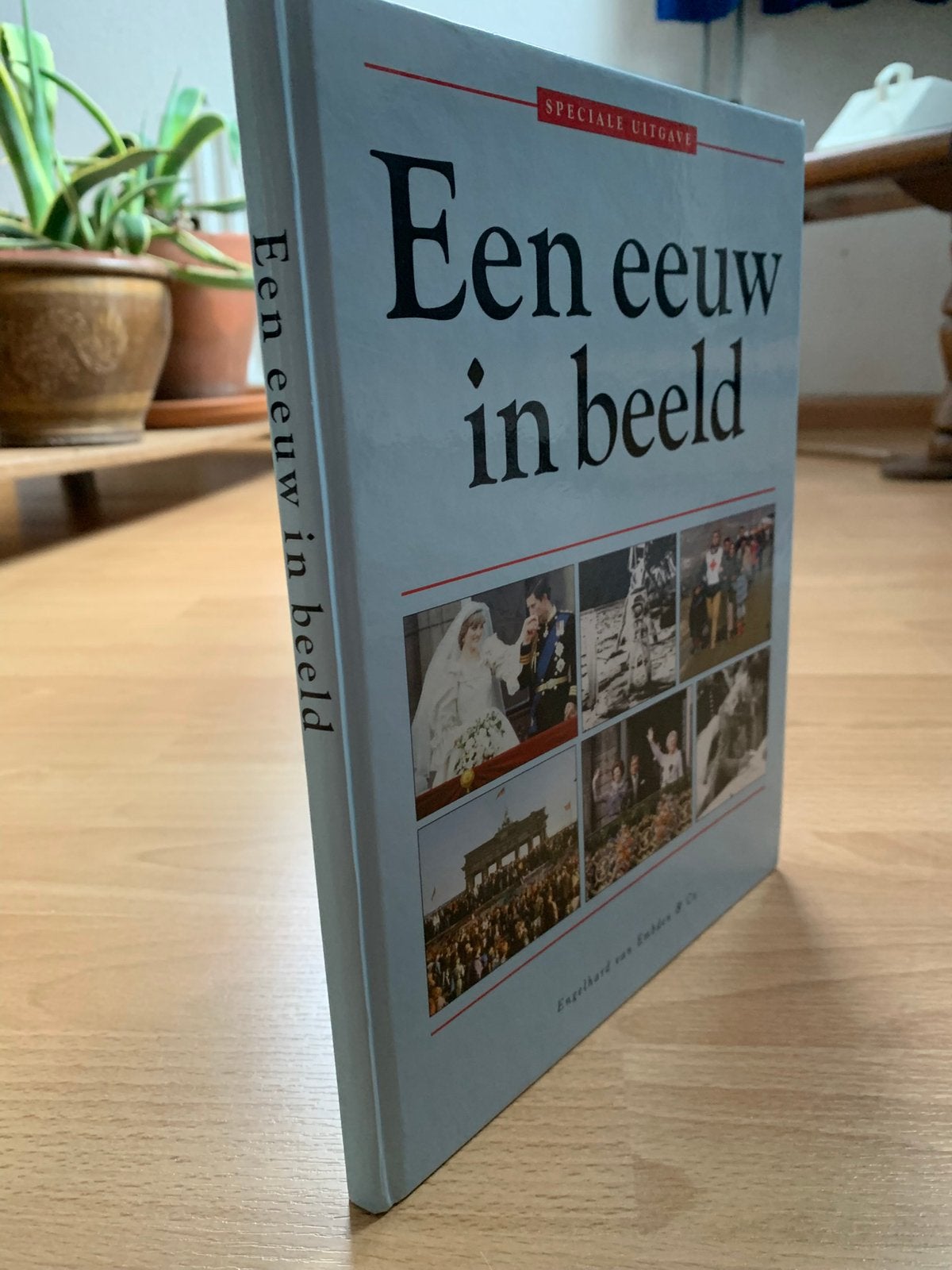 Een Eeuw in Beeld.    speciale Uitgave, Ophalen of Verzenden, Zo goed als nieuw