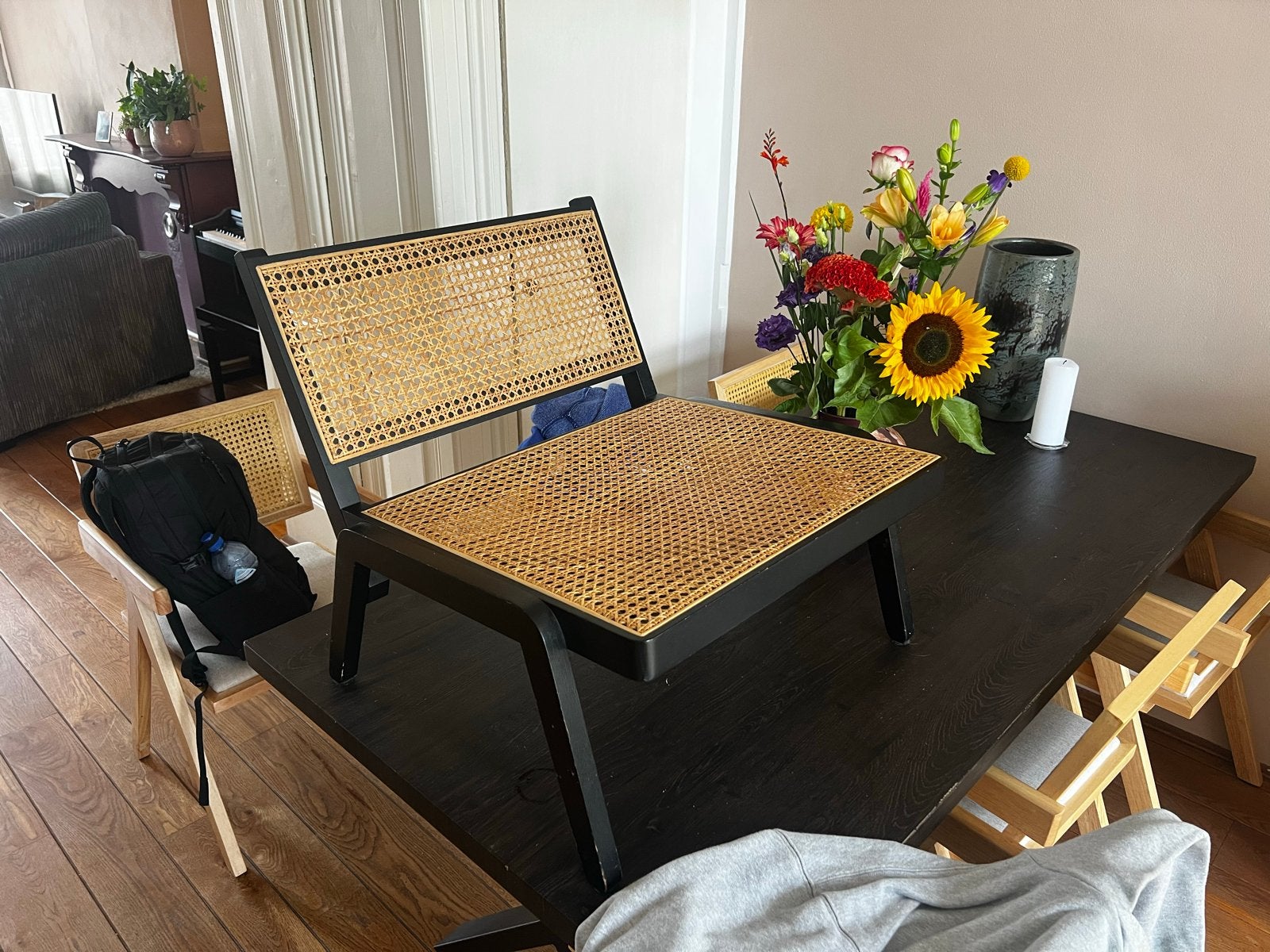 H&M Home rotan loungestoel met 2 IKEA kussens, Huis en Inrichting, Stoelen, Ophalen, Zwart, Riet of Rotan, Zo goed als nieuw