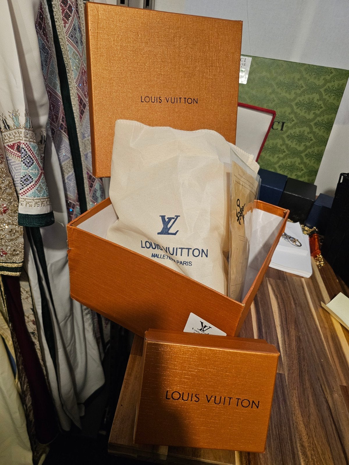 Nieuwe Louis Vuitton Tasje met 2 Portemonnees in Doos, Ophalen of Verzenden, Nieuw, Bruin, Handtas