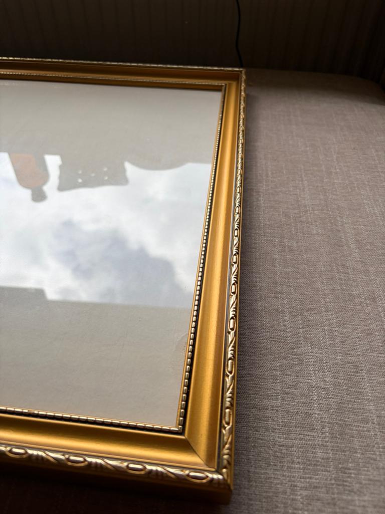 Gouden fotolijst met sierlijke rand, Ophalen of Verzenden, Zo goed als nieuw, Overige materialen, Minder dan 50 cm