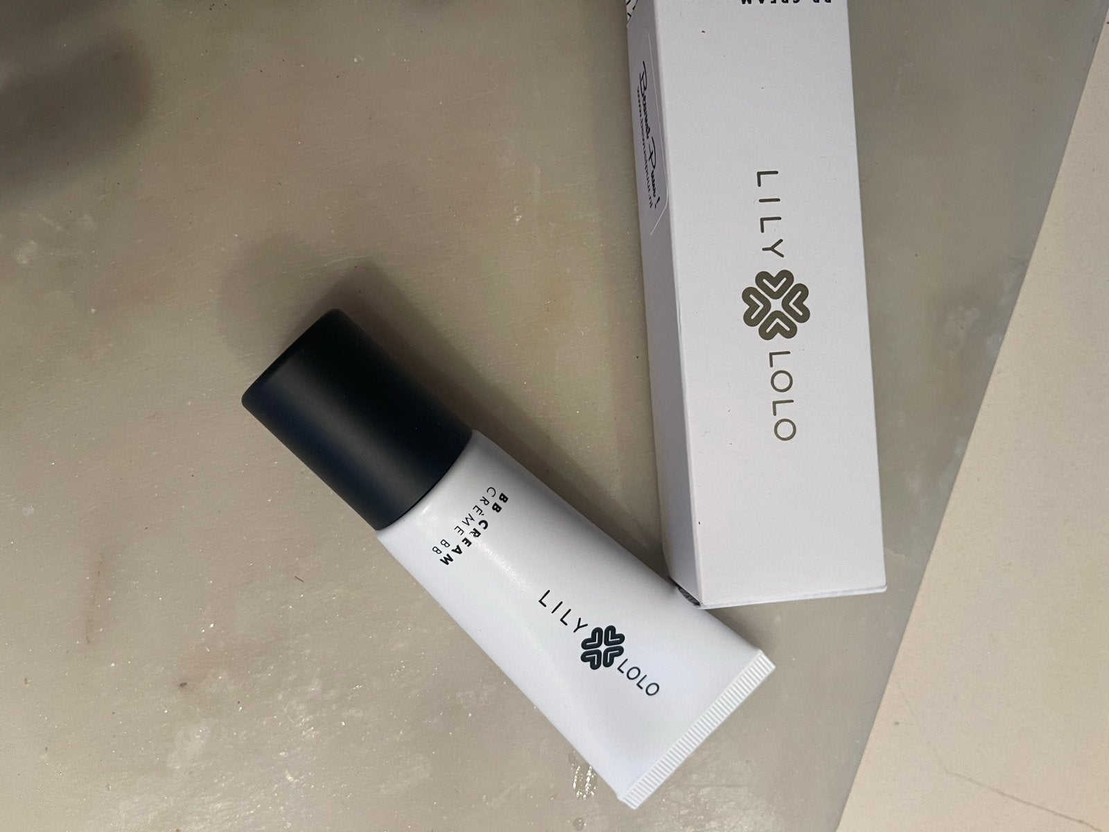 Lily Lolo BB Cream - Lichte dekking en hydratatie, Sieraden, Tassen en Uiterlijk, Uiterlijk | Cosmetica en Make-up, Overige kleuren