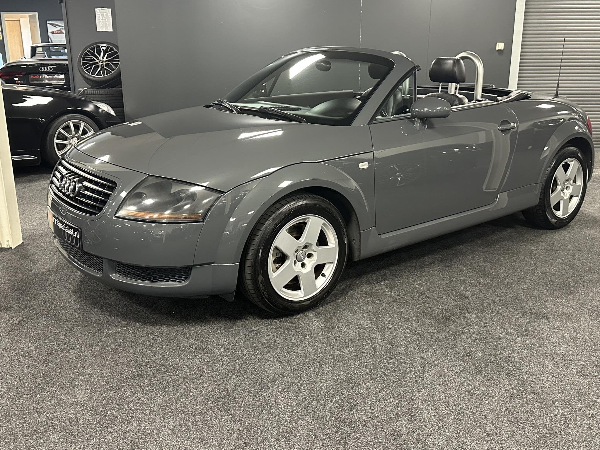 Audi TT Roadster 1.8 5V Turbo 180PK NL Auto Nimbusgrijs, Voorwielaandrijving, TT, Gebruikt, Zwart