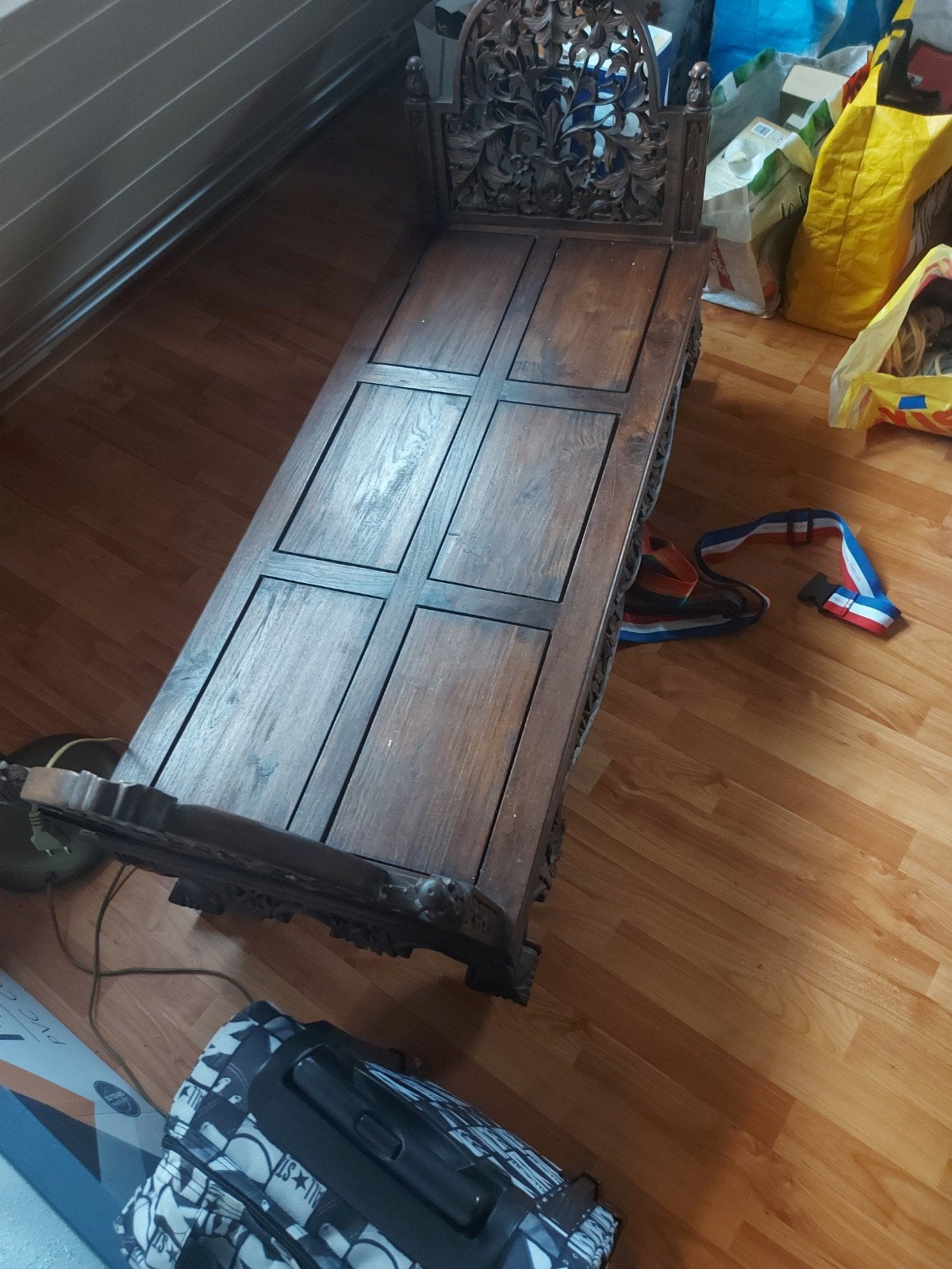 Antieke houten bank met handgesneden details, Ophalen