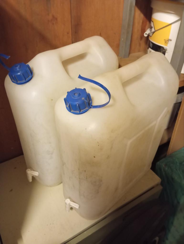 Jerrycans, Ophalen