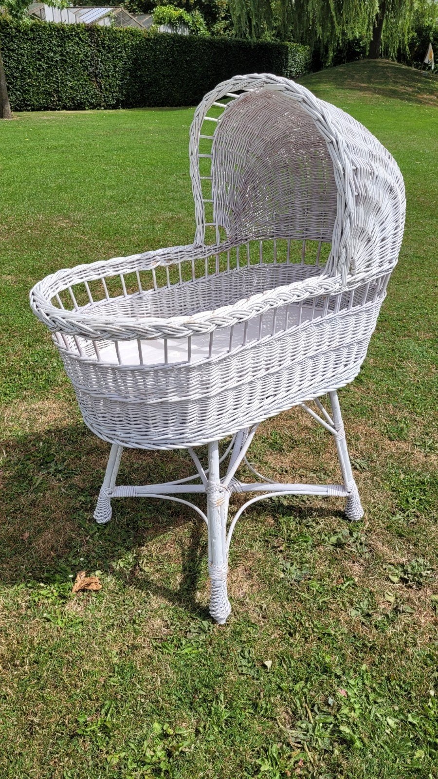 Witte rieten wieg met matrasje, Kinderen en Baby's, Babywiegjes en Ledikanten, Ophalen, Gebruikt, Wieg