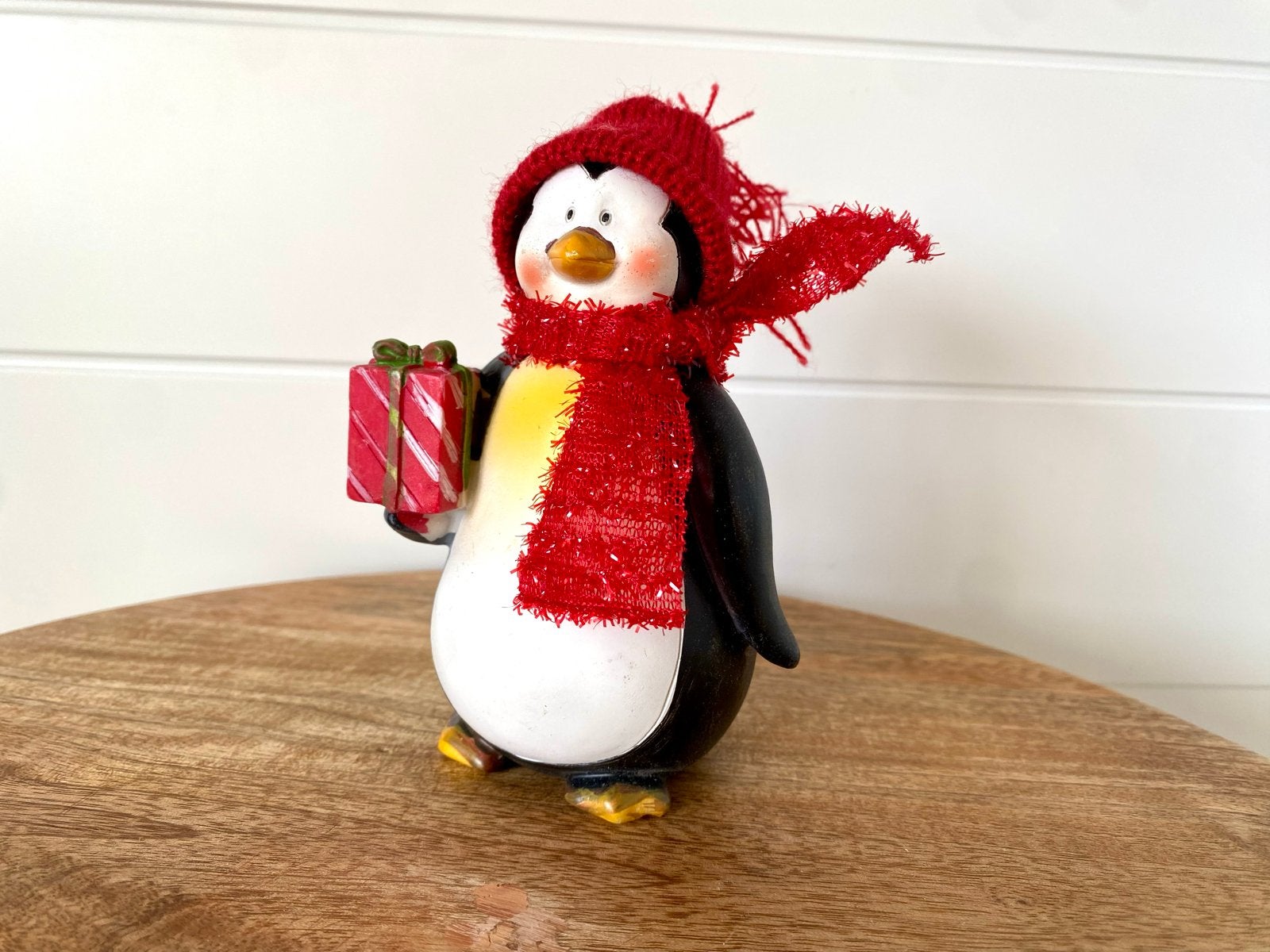 Kerst pinguïn beeldje  met rode sjaal en muts, Ophalen of Verzenden