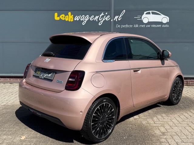 Fiat 500 e La Prima 42 kWh *pano *leer *camera *carplay *17", Gebruikt, Overige kleuren, 4 stoelen, Leder