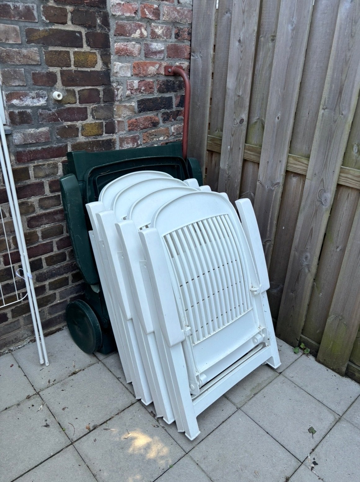 Set van 4 witte tuinstoelen en 1 groene lig tuinstoel, Ophalen of Verzenden, Gebruikt, Kunststof, Inklapbaar