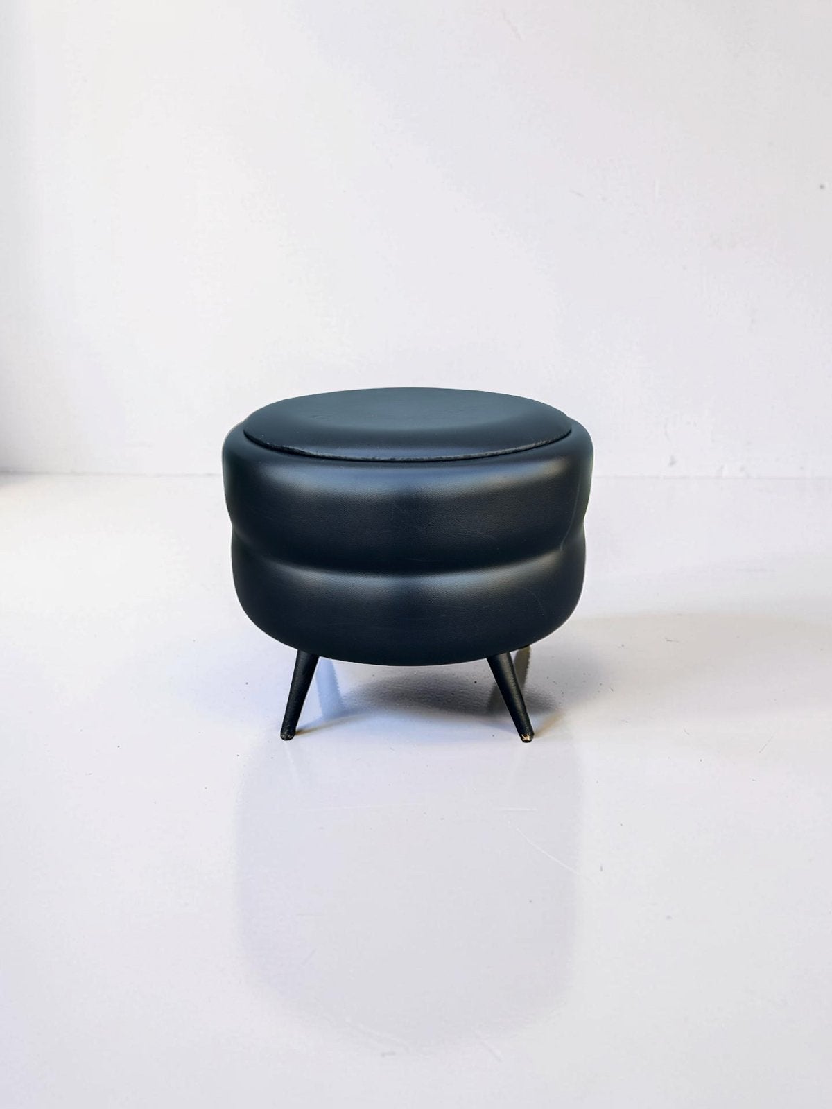 Vintage zwarte poef met opbergruimte, Minder dan 50 cm, ., Rond, Ophalen of Verzenden