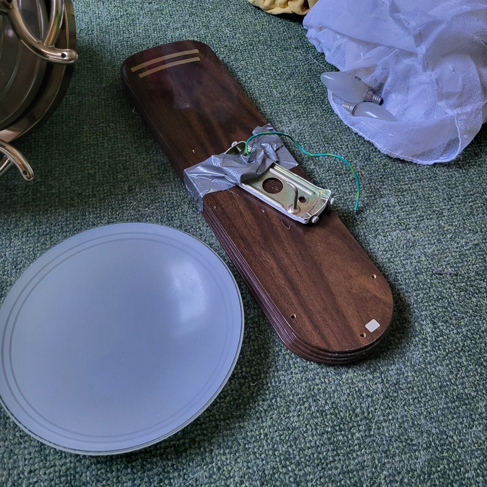 Plafondventilator met verlichting en houten bladen