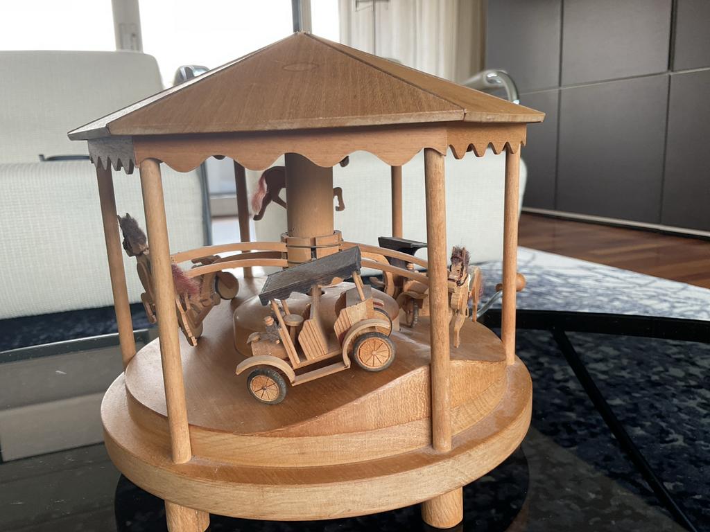 Muzikale houten carrousel met bewegende figuren, Ophalen