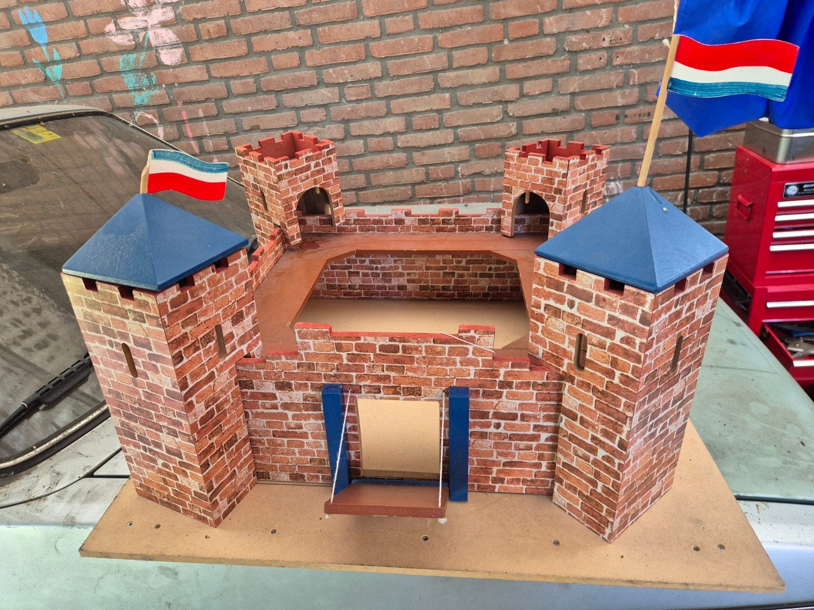 Houten speelkasteel met vlaggen - Handgemaakt, Ophalen, Jongen of Meisje