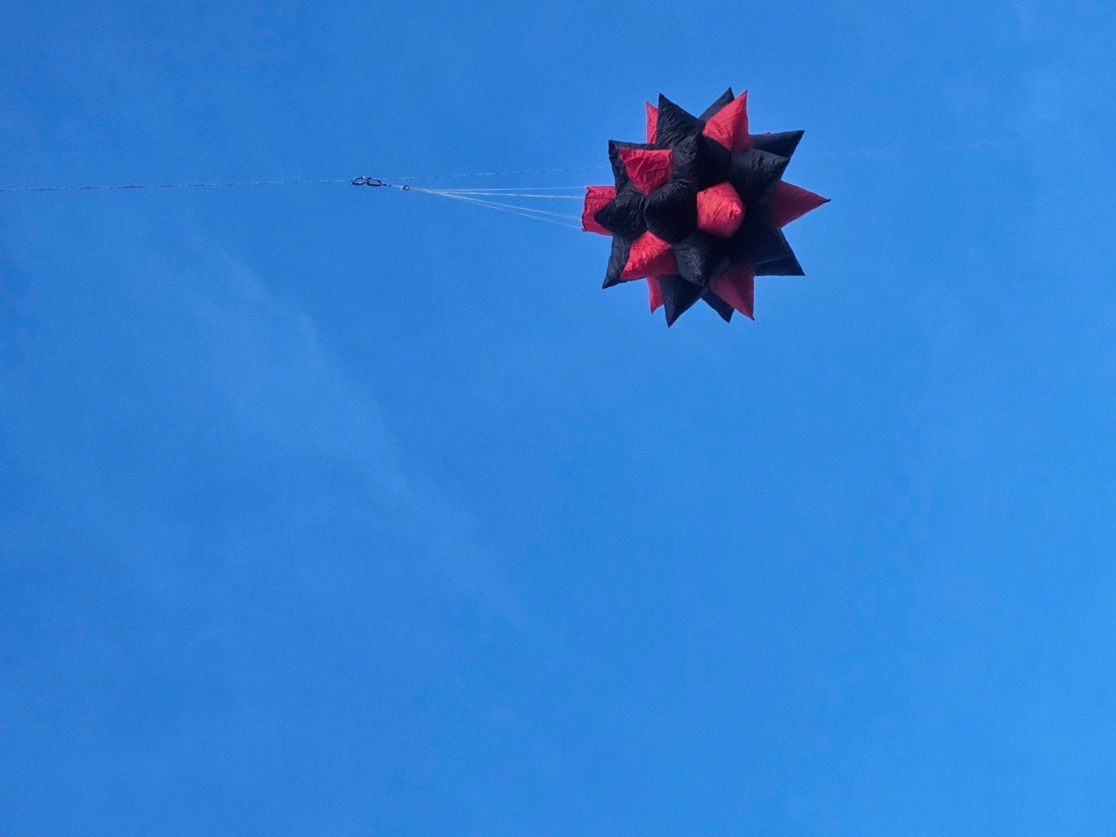 Opvallende Steken Bal Vlieger Rood Zwart, Gebruikt, Onbekend, Ophalen of Verzenden, Eenlijns