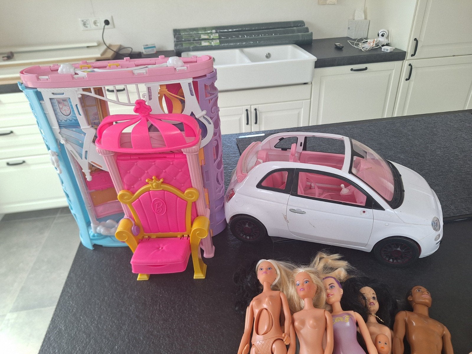 Grote Barbie set: ambulance, boot, auto, kasteel en poppen, Ophalen of Verzenden