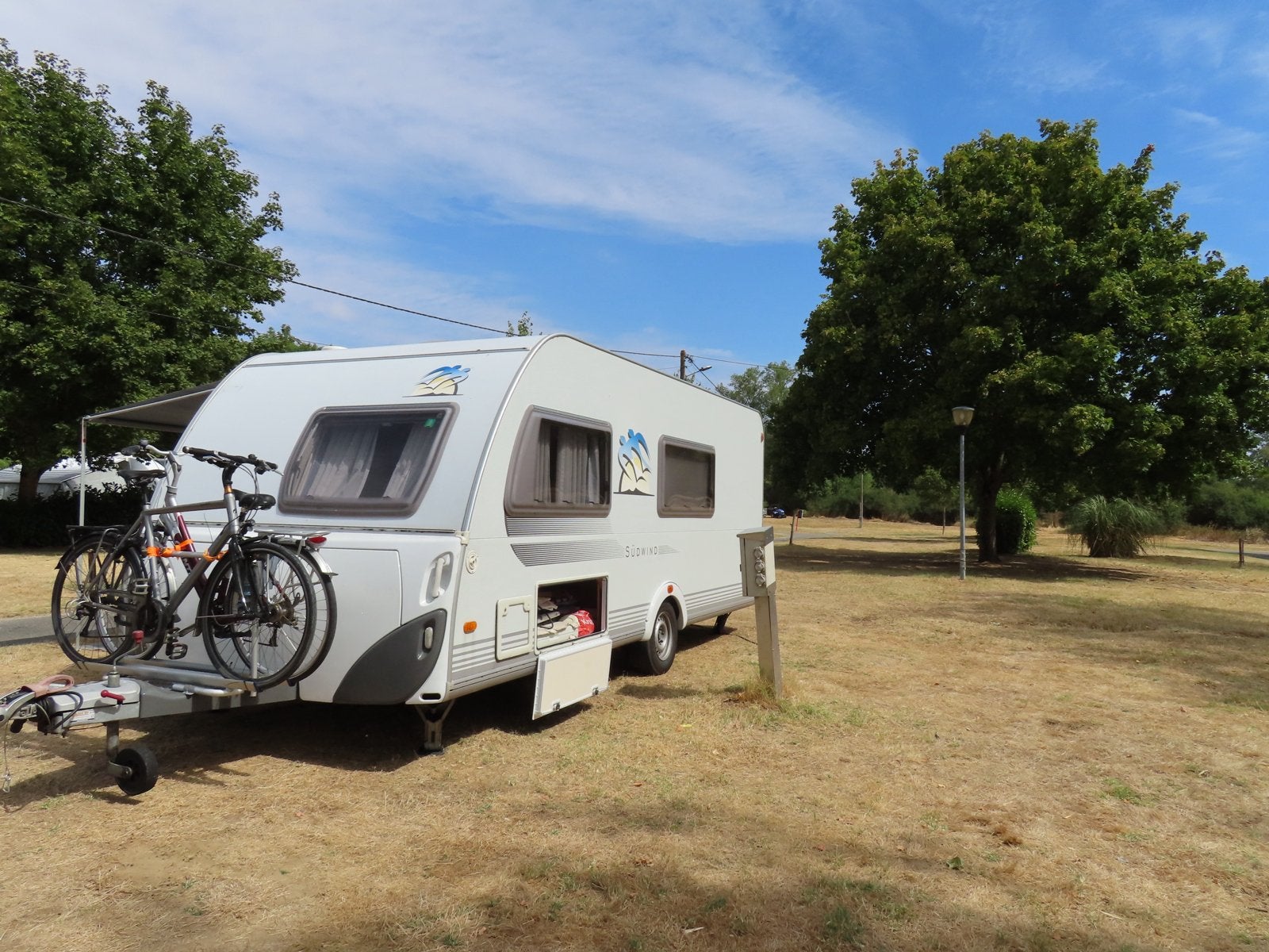 Knaus Sudwind 500 fsk (2006) stapelbed, rondzit en Frans bed, Stapelbed, Rondzit, Airco, Particulier